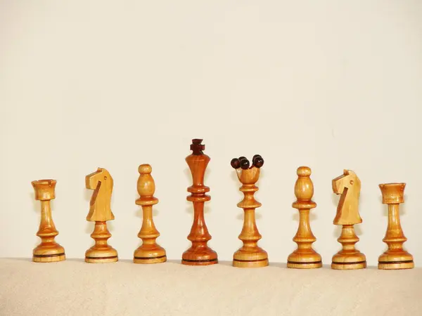 ahşap arka plan üzerinde satranç taşları