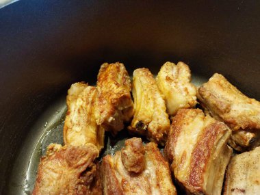 Baharatlı ve otlu kızarmış tavuk kanadı.