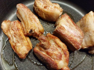 Baharatlı ve otlu ızgara et.