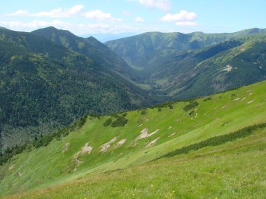 Dağ zirveleri olan güzel bir manzara