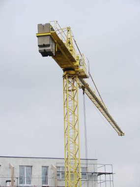 Mavi gökyüzü bir arka plan üzerine vinç.