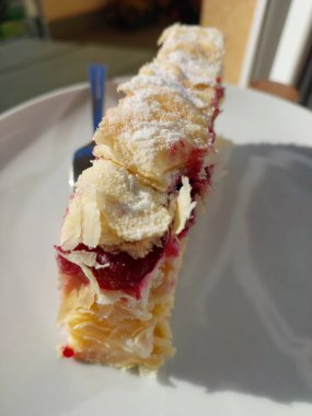 Masadaki leziz kekin dikey görüntüsü.