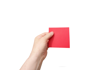 Eller beyaz arkaplanda kırmızı kartı tutar, üst görünümde