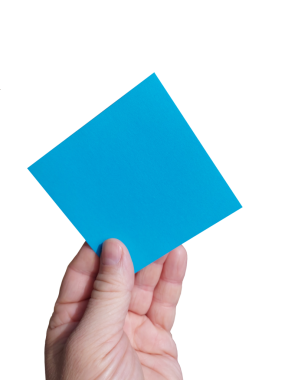 Mavi el, beyaz arkaplanda izole edilmiş boş bir kartvizit tutuyor.