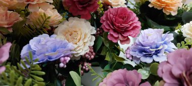 İç dekorasyon olarak dekoratif elementlerden yapılmış güzel renkli çiçekler.