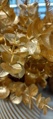 Plastikten yapılmış güzel renkli çiçekler, dekorasyonlar.