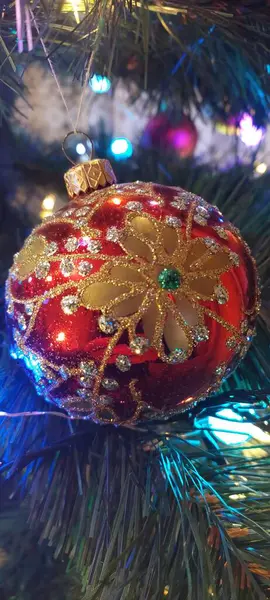 Bir köknar ağacında Noel süslemeleri