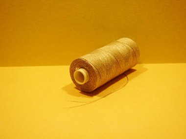 Elbise dikmek için renkli iplikler