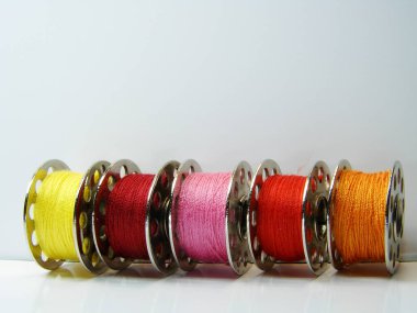 Dikiş için renkli iplik makaraları