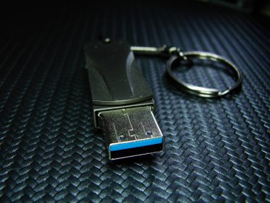 usb flash diski siyah arkaplanda