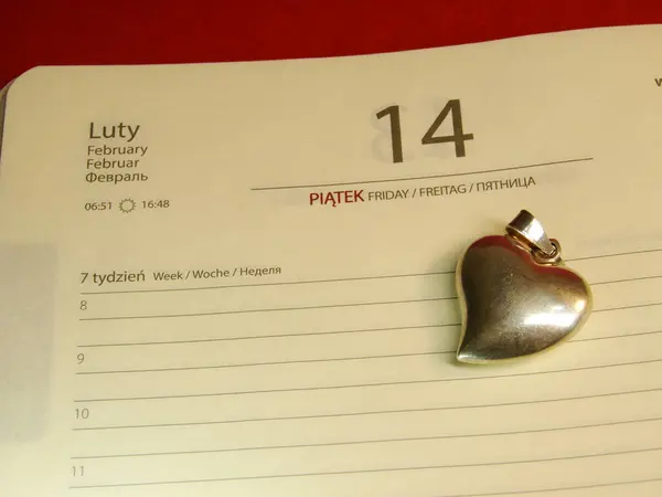 Kırmızı kalpli kalp şeklinde bir takvim..