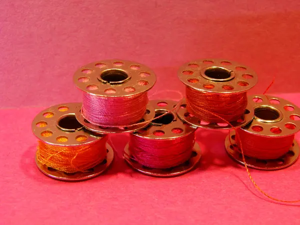 Elbise dikmek için renkli iplikler