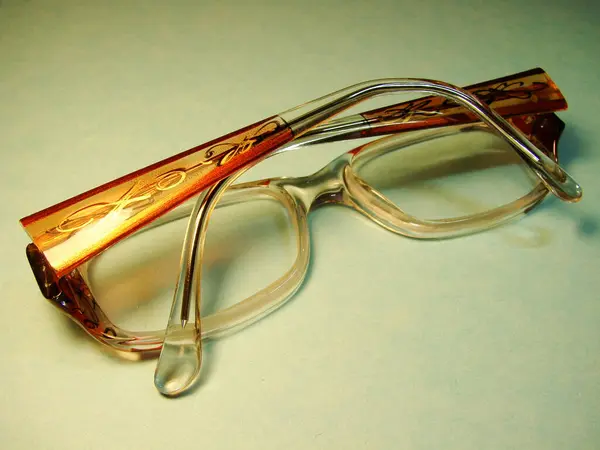 Yansımalı eski gözlükler