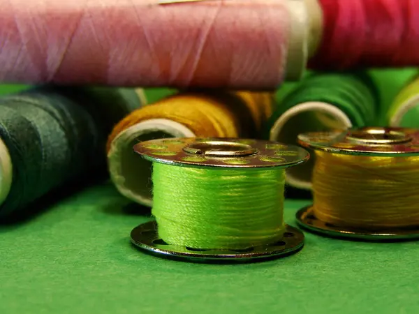 Kumaşlar için renkli dikiş ipliği makaraları