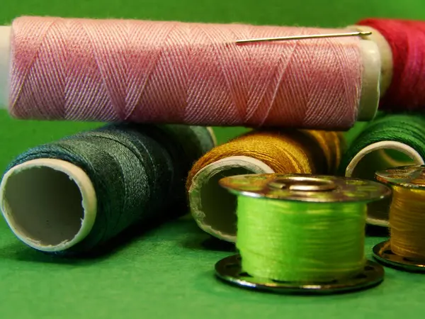 Kumaşlar için renkli dikiş ipliği makaraları