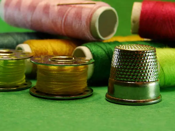Kumaşlar için renkli dikiş ipliği makaraları