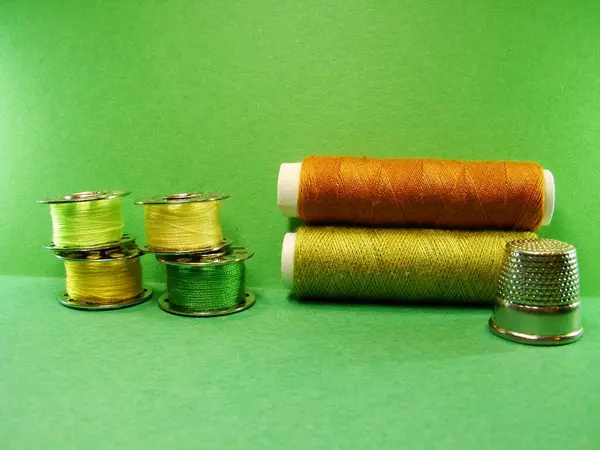 Kumaşlar için renkli dikiş ipliği makaraları