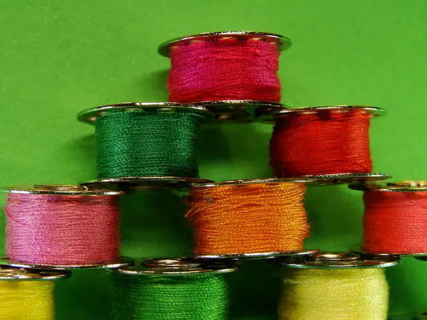 renkli iplik makaraları