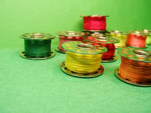 renkli iplik makaraları
