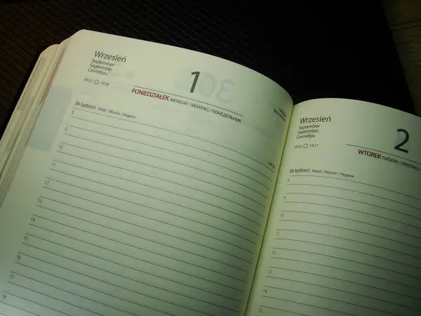 Siyah arkaplanda zarif takvim