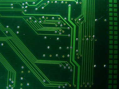 Bilgisayarlarda kullanılan elektronik parçalar - görünür yolları olan entegre devreler.