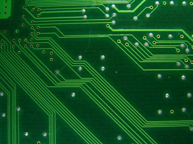 Bilgisayarlarda kullanılan elektronik parçalar - görünür yolları olan entegre devreler.