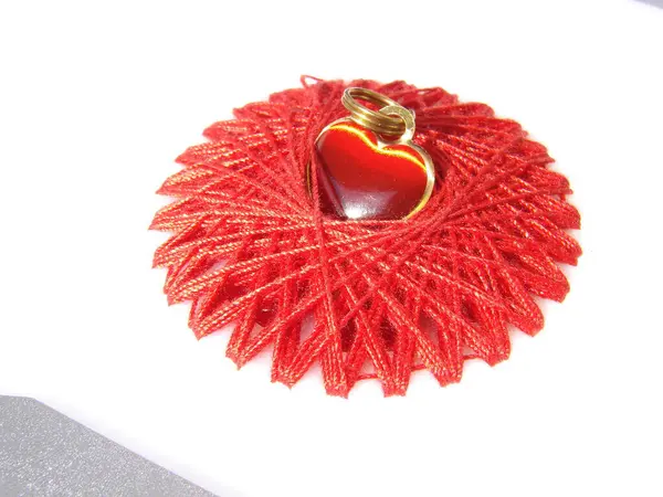 Makara üzerindeki renkli iplik yaraları. Dikiş ve örgü ögeleri