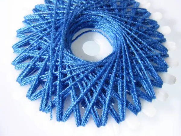 Makara üzerindeki renkli iplik yaraları. Dikiş ve örgü ögeleri