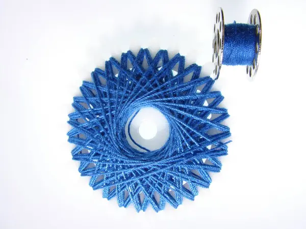 Makara üzerindeki renkli iplik yaraları. Dikiş ve örgü ögeleri