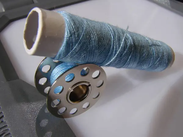 Makara üzerindeki renkli iplik yaraları. Dikiş ve örgü ögeleri