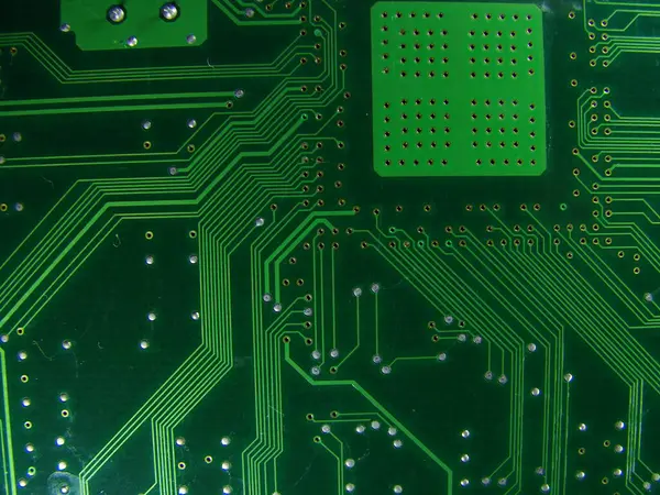 Bilgisayarlarda kullanılan elektronik parçalar - görünür yolları olan entegre devreler.