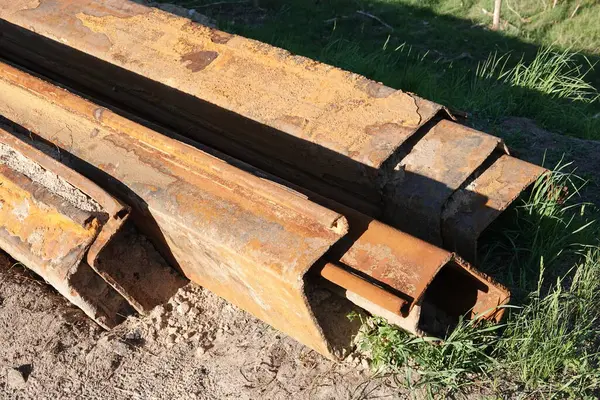 Yol çalışmaları, metal elementler, toprak işleri.