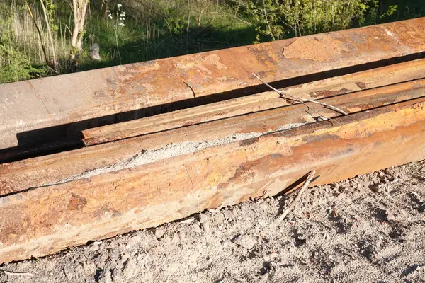 Yol çalışmaları, metal elementler, toprak işleri.