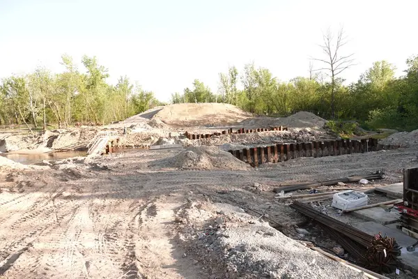 Yol çalışmaları, metal elementler, toprak işleri.