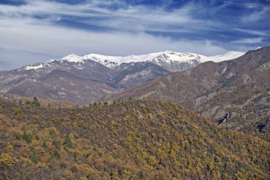 Gramos, Pindus 'in en yüksek zirvesi olan büyük kuzey sıradağlarının bir parçası olan Arnavutluk ve Yunanistan sınırında yer alan bir dağ zinciridir.