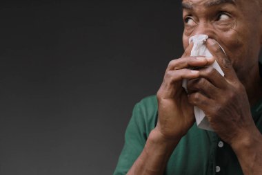 Soğuk algınlığı ve gribe yakalandıktan sonra burun sümkürme.