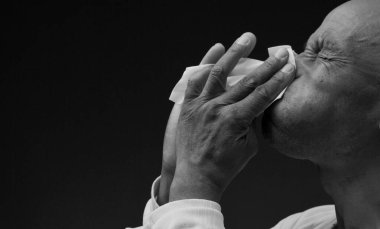 Soğuk algınlığı ve gribe yakalandıktan sonra burun sümkürme.