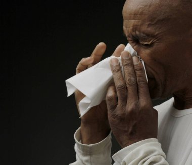 Soğuk algınlığı ve gribe yakalandıktan sonra burun sümkürme.