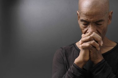 Tanrı 'ya dua eden bir adam, Tanrı' ya tapıyor Karayipler 'deki adam stok fotoğrafı için dua ediyor.