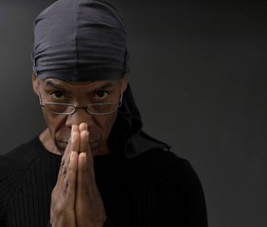 Tanrı 'ya dua eden bir adam, Tanrı' ya tapıyor Karayipler 'deki adam stok fotoğrafı için dua ediyor.