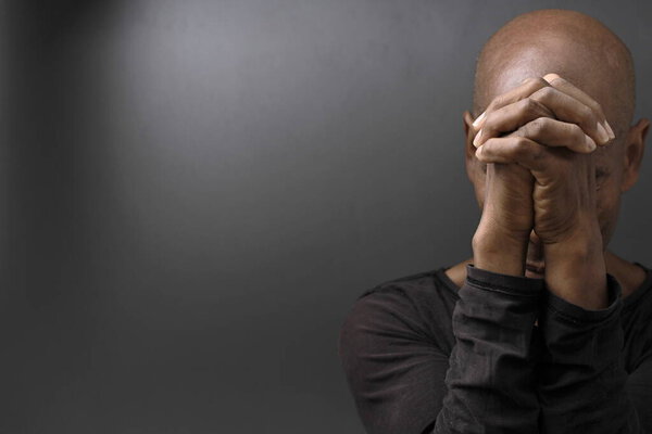 человек молится Богу с руками вместе поклоняясь Богу Карибский человек молится акции фото