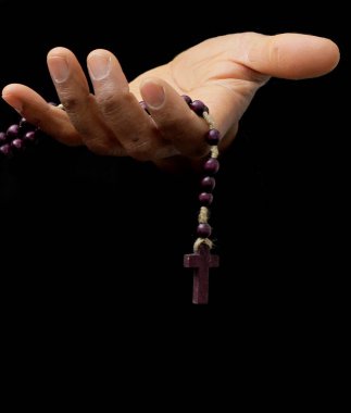 Adam Tanrı 'ya ellerinin birliğiyle dua ediyor Karayipli adam gri siyah arka planda dua ediyor insanların resimli çorap fotoğraflarıyla.