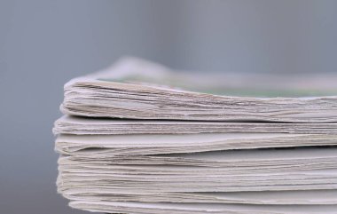 Gazete toplanmış ve masaya oturmuş. Hiç kimse resimli fotoğraf saklamıyor.