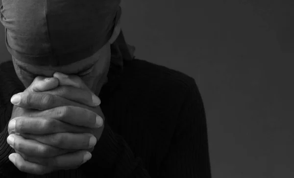 Schwarzer Mann Betet Gott Auf Grauem Schwarzem Hintergrund Mit Menschen — Stockfoto