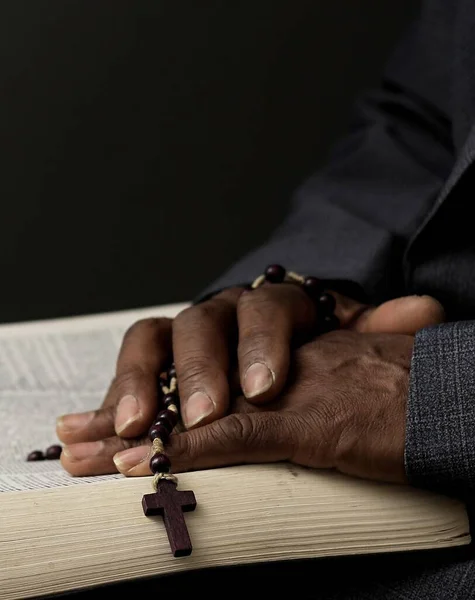 Mann Betet Gott Mit Den Händen Zusammen Karibik Mann Betet — Stockfoto