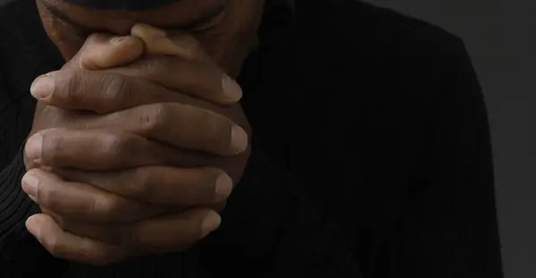 Schwarzer Mann Betet Gott Auf Grauem Schwarzem Hintergrund Mit Menschen — Stockfoto