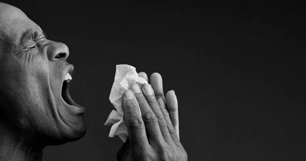 Nasenbluten Nach Grippe Und Erkältung Mit Grau Schwarzem Hintergrund Mit — Stockfoto