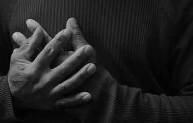 Adam Tanrı 'ya ellerinin birliğiyle dua ediyor Karayipli adam gri siyah arka planda dua ediyor insanların resimli çorap fotoğraflarıyla.