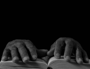 Adam Tanrı 'ya ellerinin birliğiyle dua ediyor Karayipli adam gri siyah arka planda dua ediyor insanların resimli çorap fotoğraflarıyla.