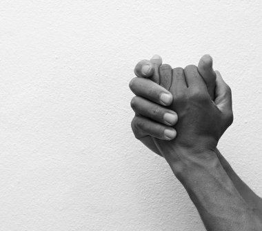 Adam Tanrı 'ya ellerinin birliğiyle dua ediyor Karayipli adam gri siyah arka planda dua ediyor insanların resimli çorap fotoğraflarıyla.